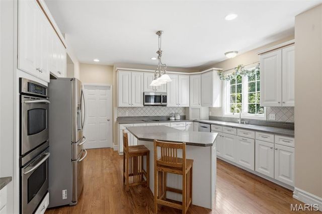 10209 Eddingham Terrace, St Louis, MO 63128