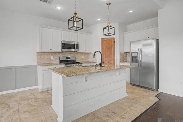 32440 Curtis Cove Ln, Denham Springs, LA 70706