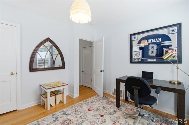 887 Dickson Street, St Louis, MO 63122