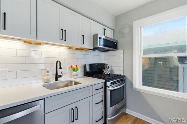 887 Dickson Street, St Louis, MO 63122