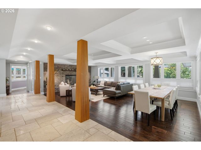 19335 SUNCREST Dr, West Linn, OR 97068