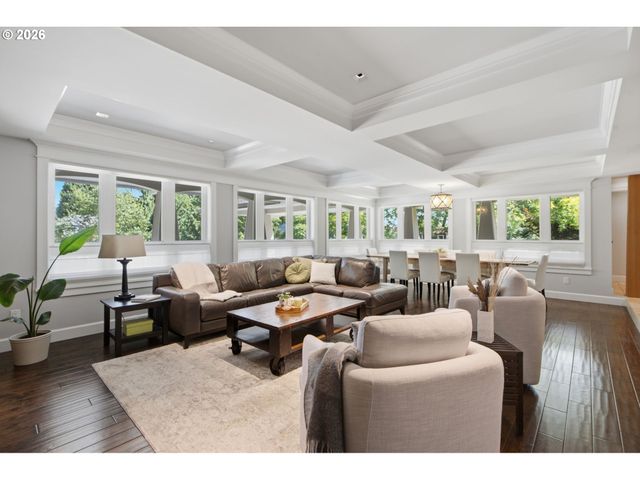 19335 SUNCREST Dr, West Linn, OR 97068