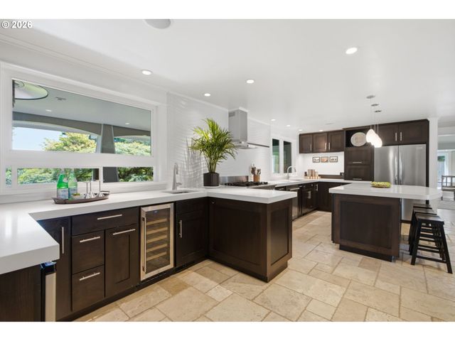 19335 SUNCREST Dr, West Linn, OR 97068