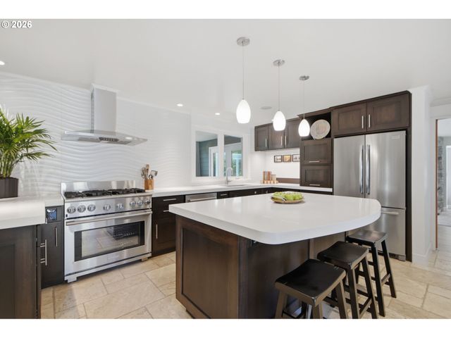 19335 SUNCREST Dr, West Linn, OR 97068