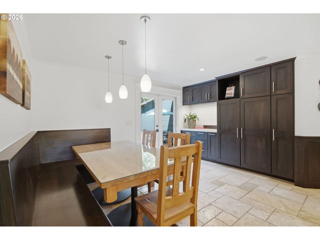 19335 SUNCREST Dr, West Linn, OR 97068