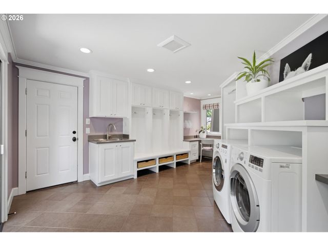 19335 SUNCREST Dr, West Linn, OR 97068