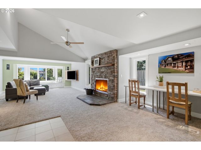 19335 SUNCREST Dr, West Linn, OR 97068