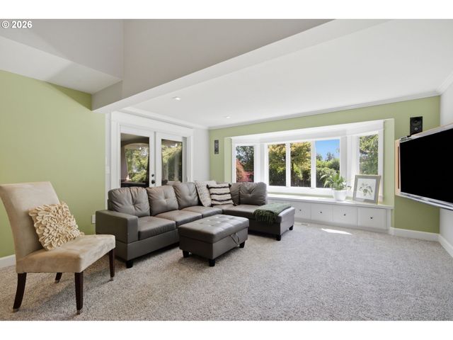 19335 SUNCREST Dr, West Linn, OR 97068