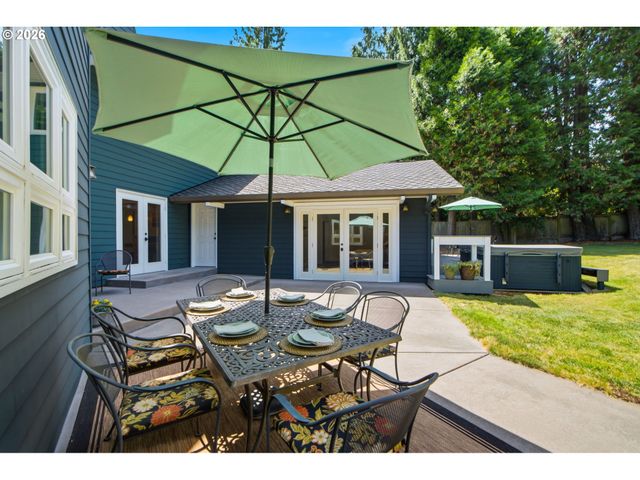 19335 SUNCREST Dr, West Linn, OR 97068