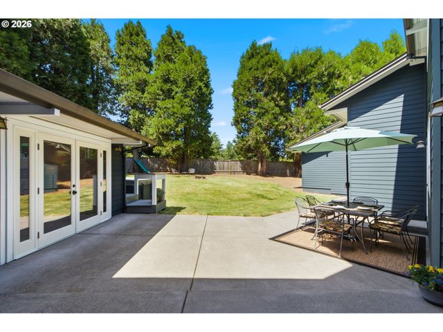 19335 SUNCREST Dr, West Linn, OR 97068