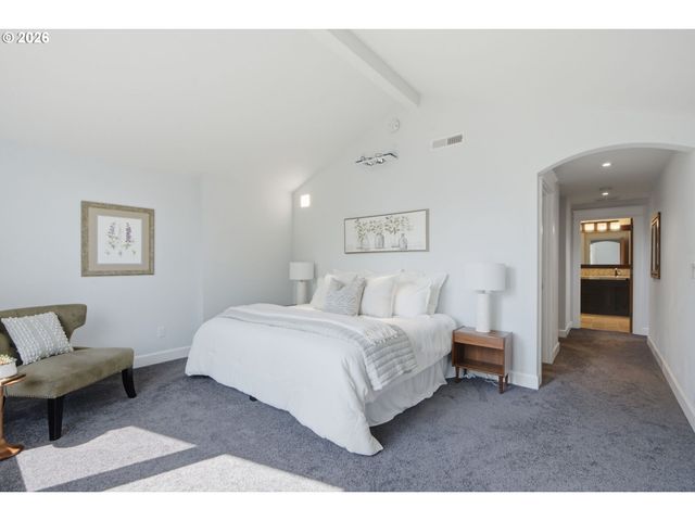 19335 SUNCREST Dr, West Linn, OR 97068