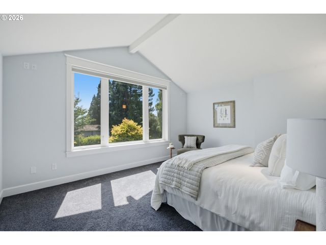19335 SUNCREST Dr, West Linn, OR 97068