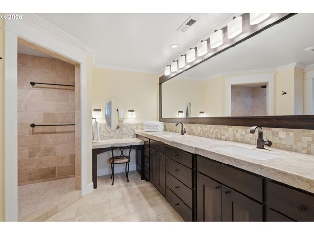19335 SUNCREST Dr, West Linn, OR 97068
