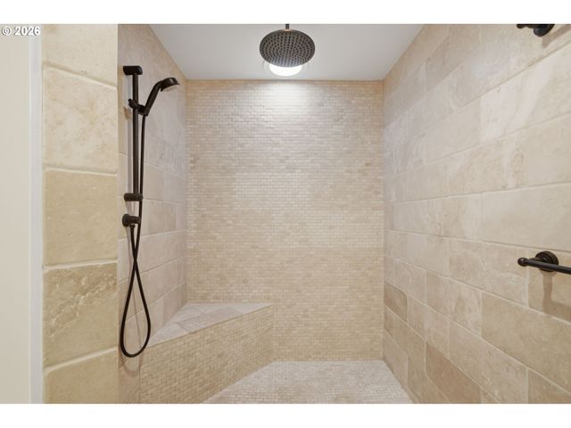 19335 SUNCREST Dr, West Linn, OR 97068