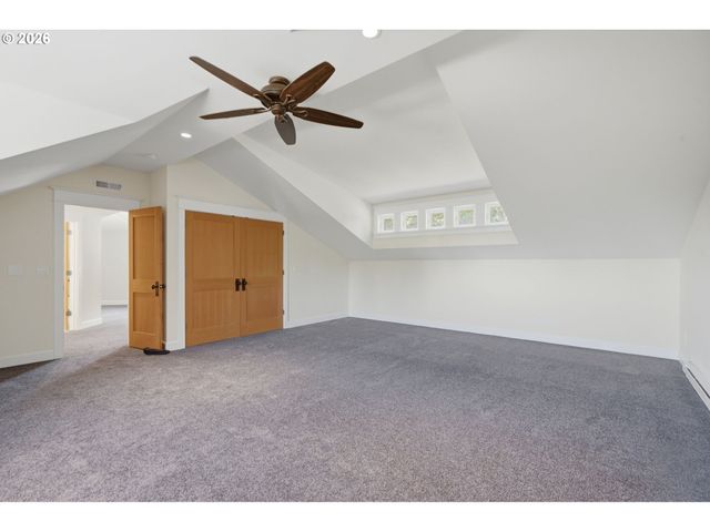 19335 SUNCREST Dr, West Linn, OR 97068