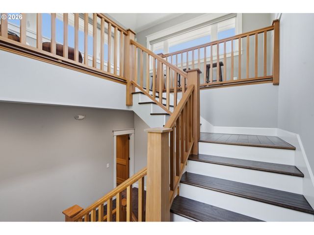 19335 SUNCREST Dr, West Linn, OR 97068