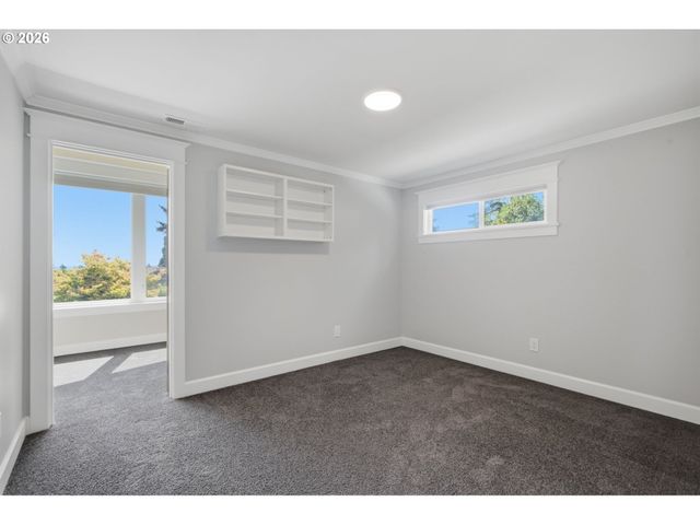 19335 SUNCREST Dr, West Linn, OR 97068