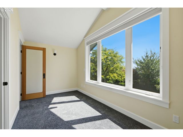 19335 SUNCREST Dr, West Linn, OR 97068