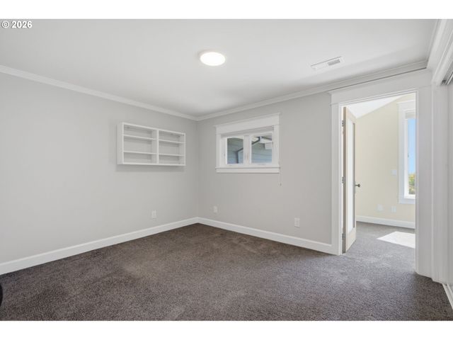 19335 SUNCREST Dr, West Linn, OR 97068