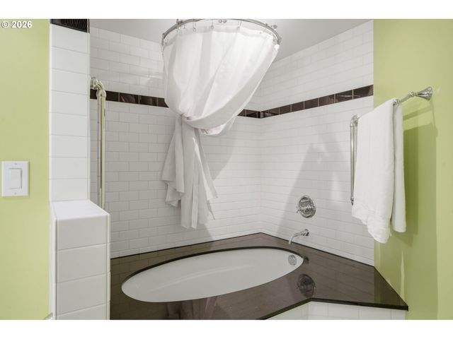 19335 SUNCREST Dr, West Linn, OR 97068