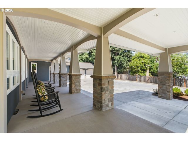 19335 SUNCREST Dr, West Linn, OR 97068