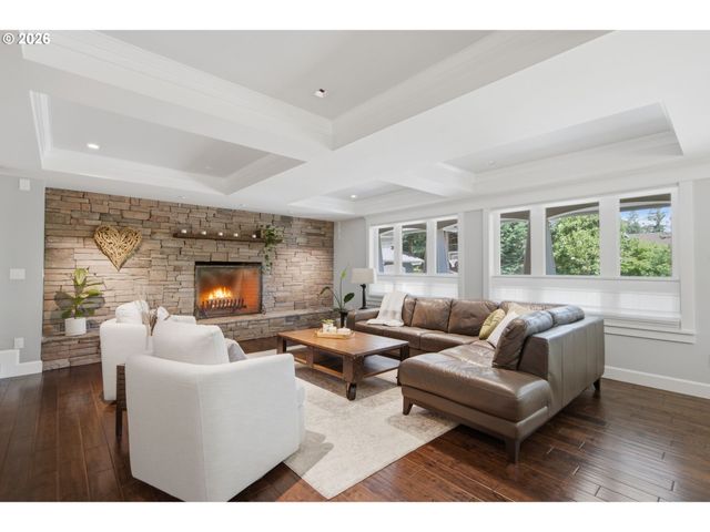19335 SUNCREST Dr, West Linn, OR 97068