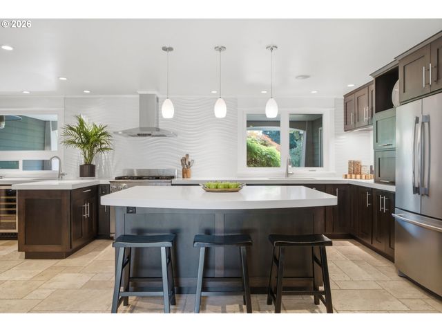 19335 SUNCREST Dr, West Linn, OR 97068