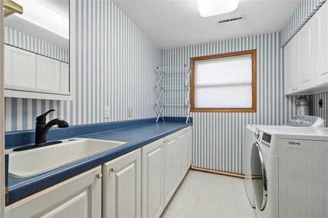 1665 25th Ave, Marion, IA 52302