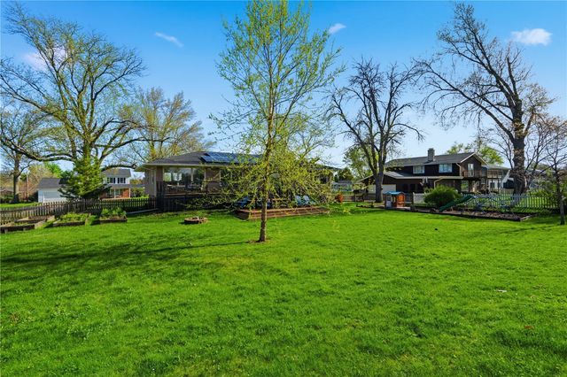1665 25th Ave, Marion, IA 52302
