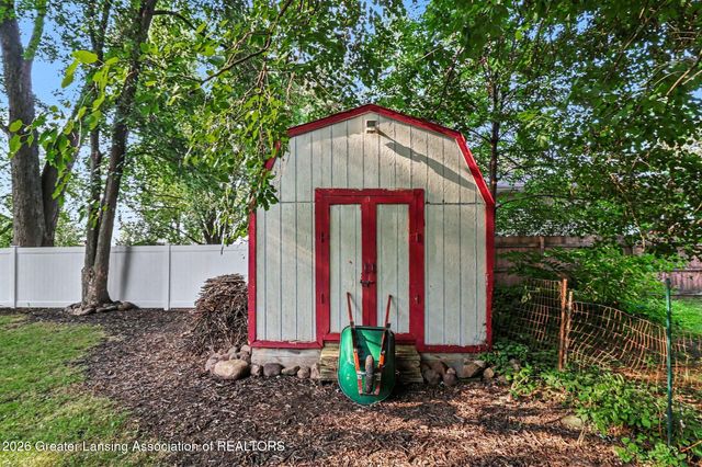 139 Oakwood Street, Grand Ledge, MI 48837