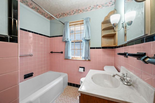 4366 Thomas Avenue N, Minneapolis, MN 55412