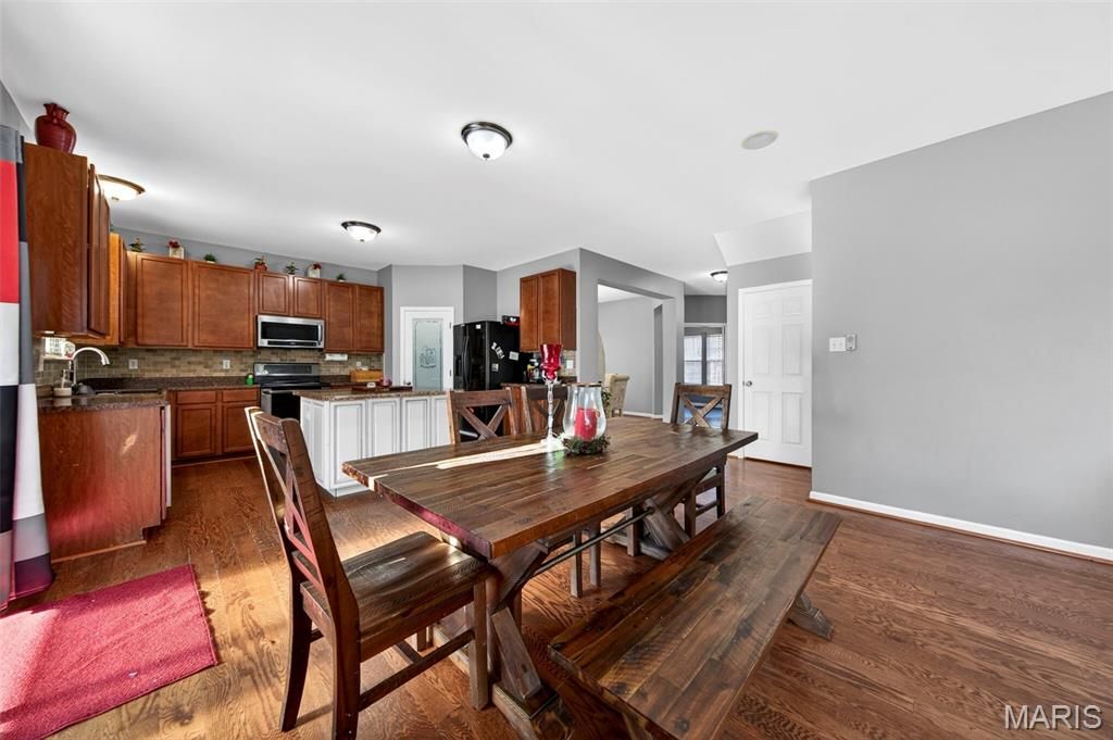 Image 13 of property listing at 187 Fox Creek Drive, Wentzville, MO 63385