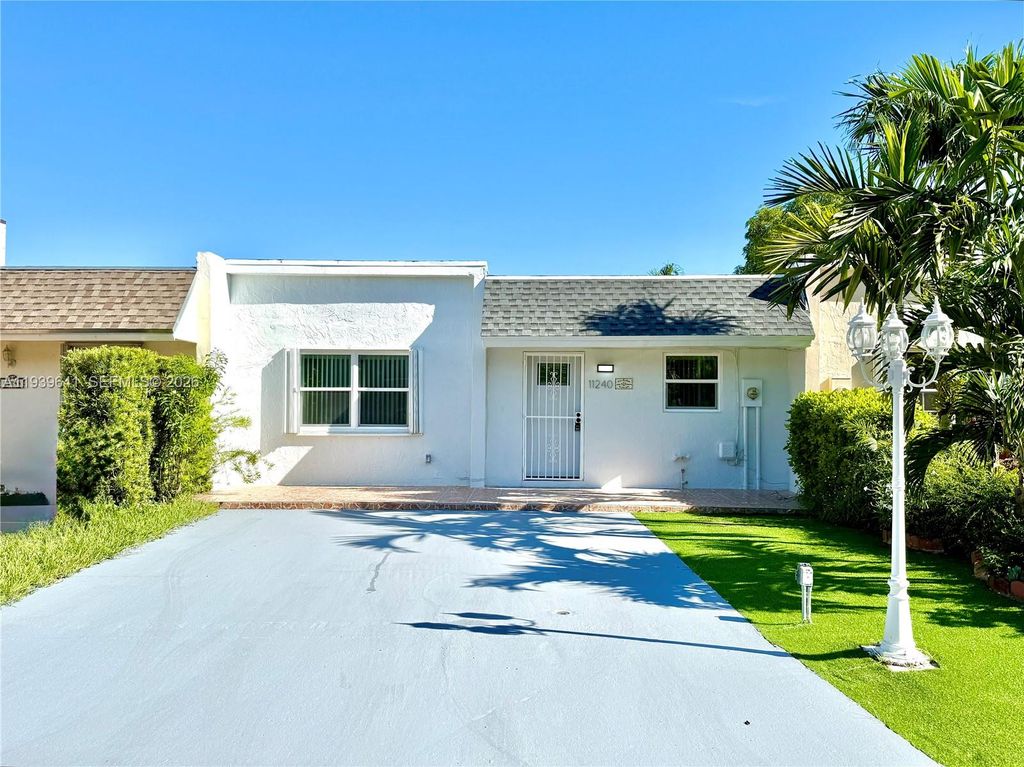 11240 SW 33rd Cir Pl, Miami, FL 33165