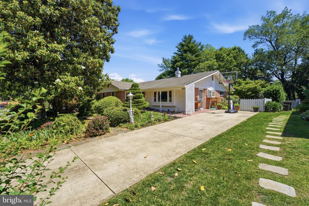 Image 2 of property listing at 12615 EASTBOURNE DR, Silver Spring, MD 20904