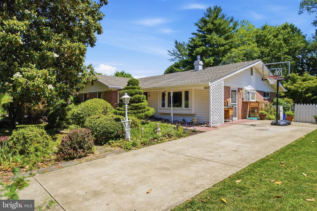 Image 3 of property listing at 12615 EASTBOURNE DR, Silver Spring, MD 20904