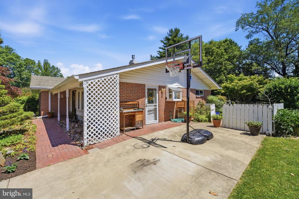 Image 4 of property listing at 12615 EASTBOURNE DR, Silver Spring, MD 20904