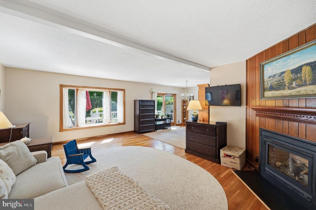 Image 7 of property listing at 12615 EASTBOURNE DR, Silver Spring, MD 20904