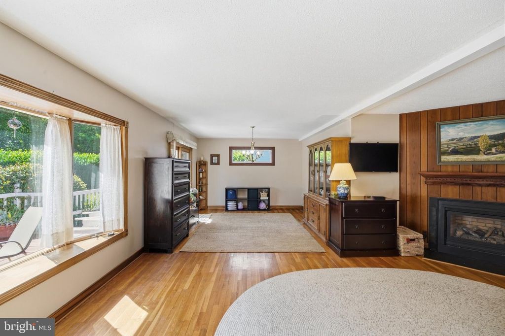 Image 10 of property listing at 12615 EASTBOURNE DR, Silver Spring, MD 20904