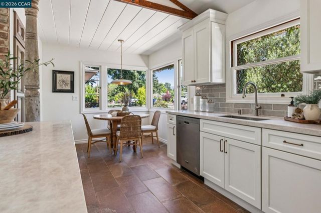 20 Santa Rita Dr, Walnut Creek, CA 94596