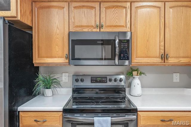 13 W Douglas Drive, St Peters, MO 63376