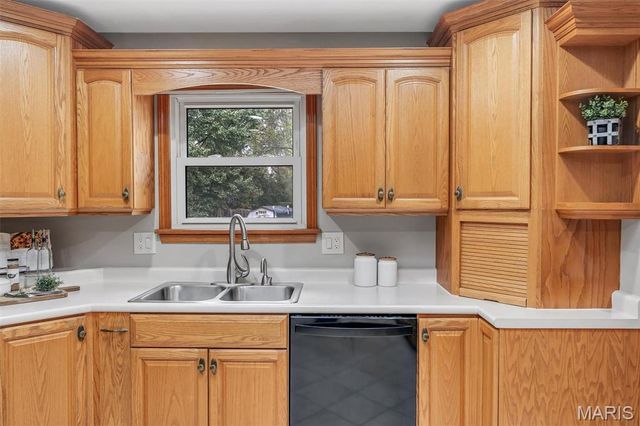 13 W Douglas Drive, St Peters, MO 63376