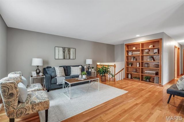 13 W Douglas Drive, St Peters, MO 63376