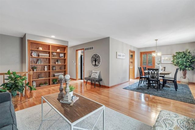 13 W Douglas Drive, St Peters, MO 63376