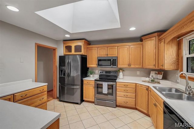 13 W Douglas Drive, St Peters, MO 63376