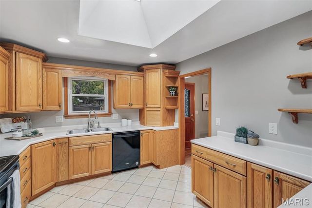 13 W Douglas Drive, St Peters, MO 63376