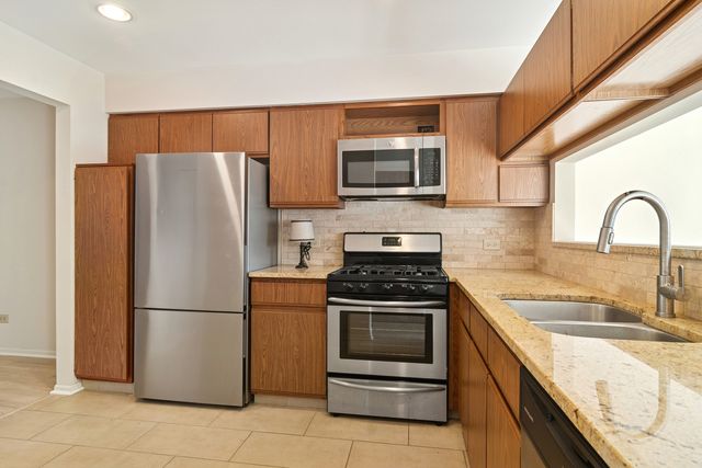 988 Ridgefield Lane, Wheeling, IL 60090