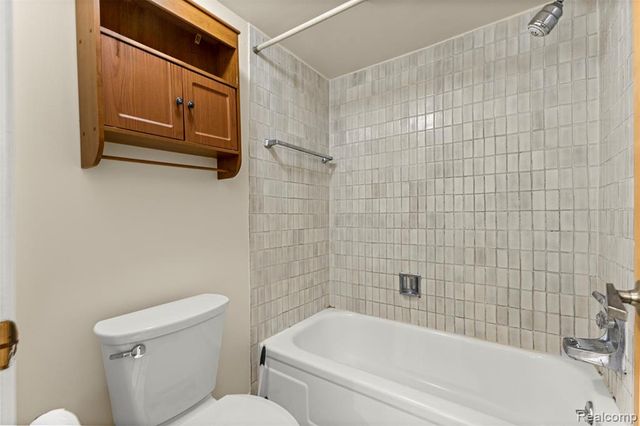 18403 University Park Drive, Livonia, MI 48152