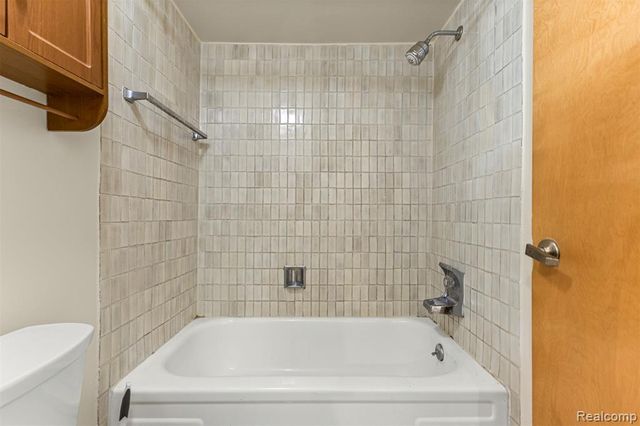 18403 University Park Drive, Livonia, MI 48152
