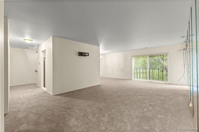 18403 University Park Drive, Livonia, MI 48152