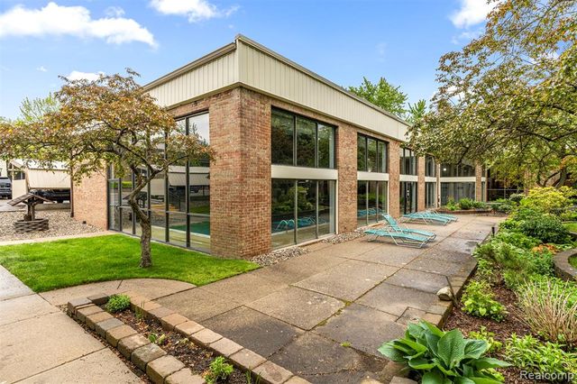 18403 University Park Drive, Livonia, MI 48152